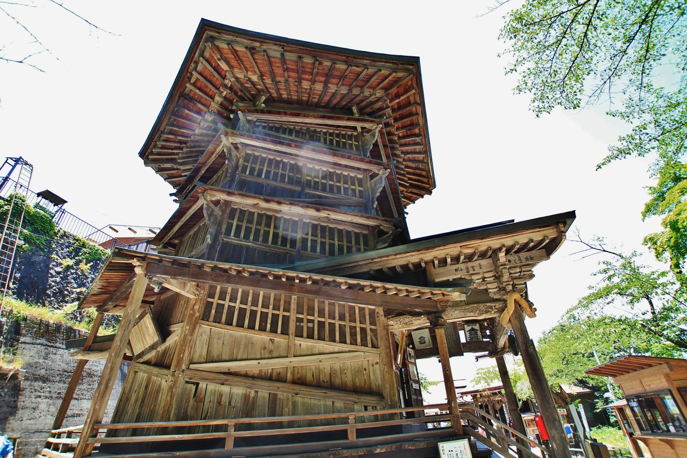 重要文化財　さざえ堂