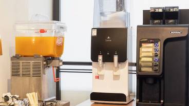 ラウンジのドリンクサービス / 2