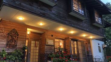 施設の正面 (日没後) / 9