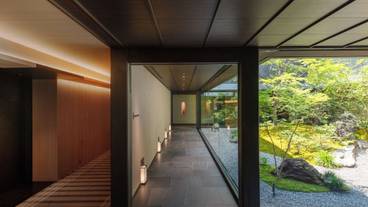 坪庭を望む廊下 / 14