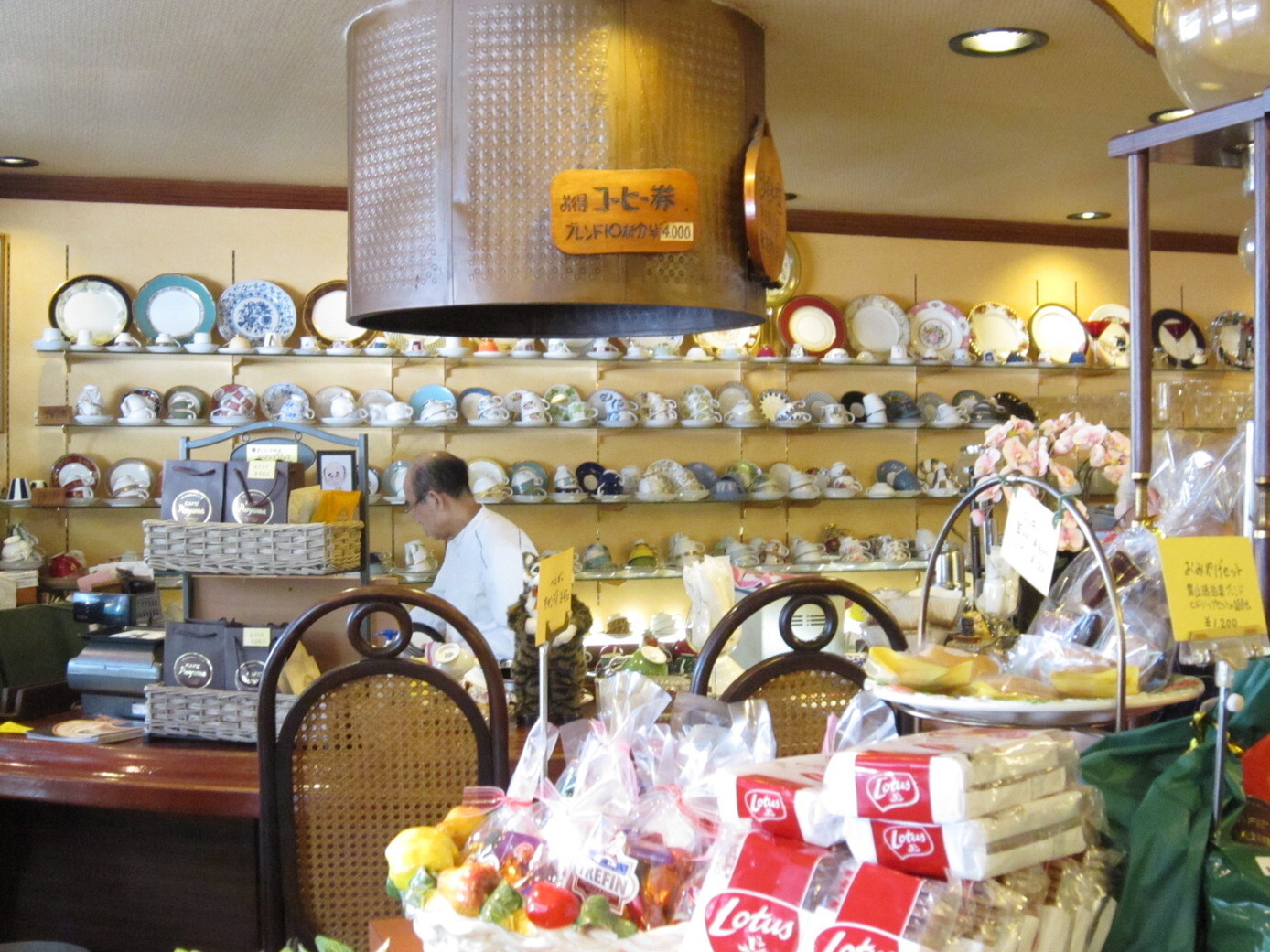 「青山コーヒー舎」 内観 7879514 カップとプレートがずらり
