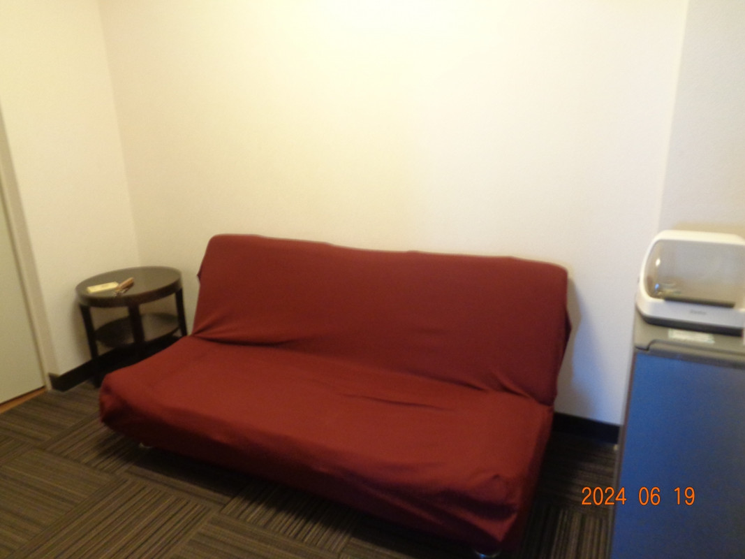 意味が無い入口付近のソファー