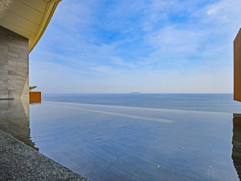 Refresh yourself in an infinity onsen that feels like it’s integrated with the scenery3361278