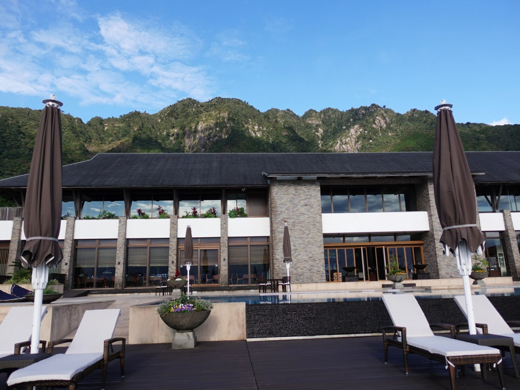 高台にあるホテル。テラスからの海の眺めが素晴らしい。