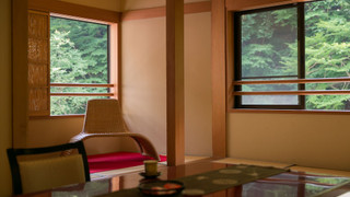 10畳和室渓流側