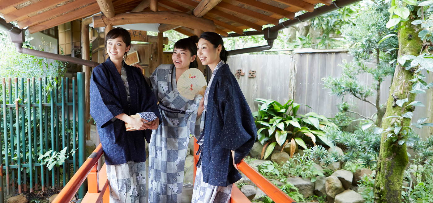 温泉旅行を楽しむ女性