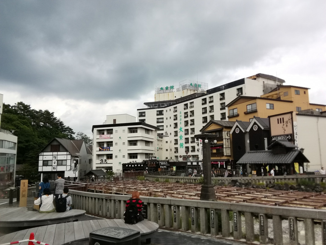 湯畑からホテルを望む