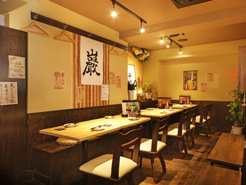 「やきとん巌」内観 768747 店内は木のあたたかみあふれる、居心地の良い空間