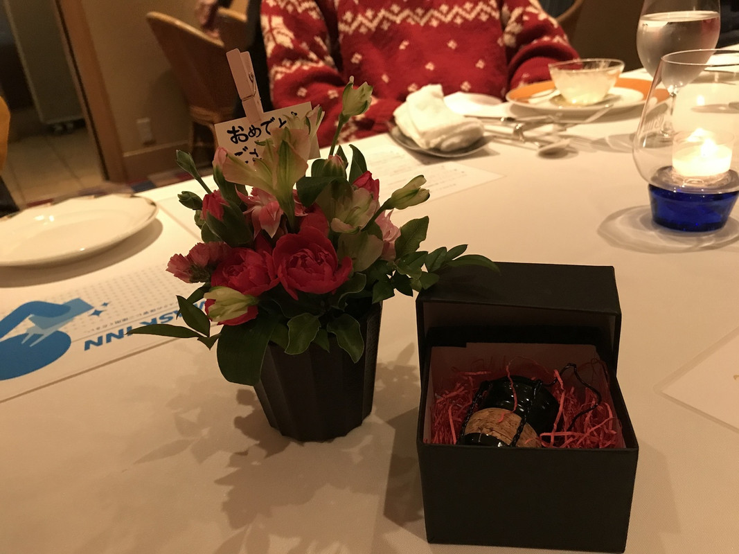 お祝いのプレートのお花と、ジャンパンサーベルの瓶口