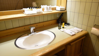 【大型コテージの 1 部】ツインルーム・禁煙＜1 部屋 ベッド 2 台＞