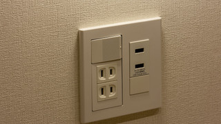 スタンダード ツインルーム シングルベッド 2 台 共用バスルーム