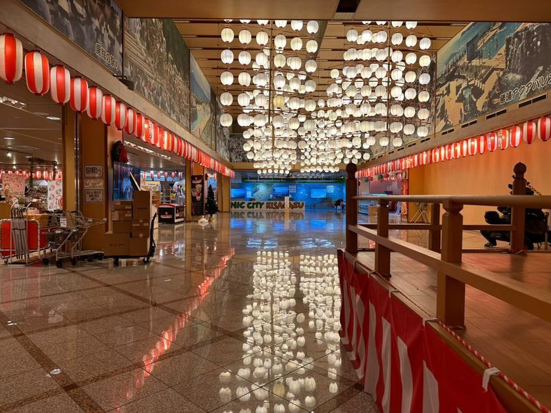 スパ棟の方に「お祭りランド」があるので、 循環バスで向かいました。 たくさんゲームなどがあり、小さなお子さんでも楽しめそうでした♪