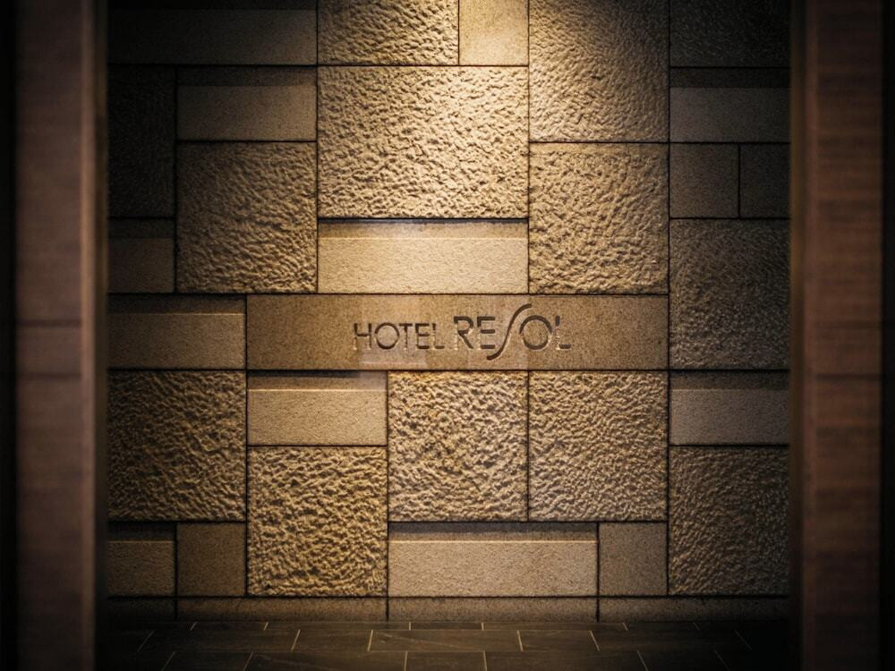 施設の正面 (日没後)