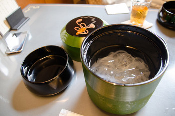 「鍵善良房 四条本店」料理 739754 空けると葛きりと蜜が