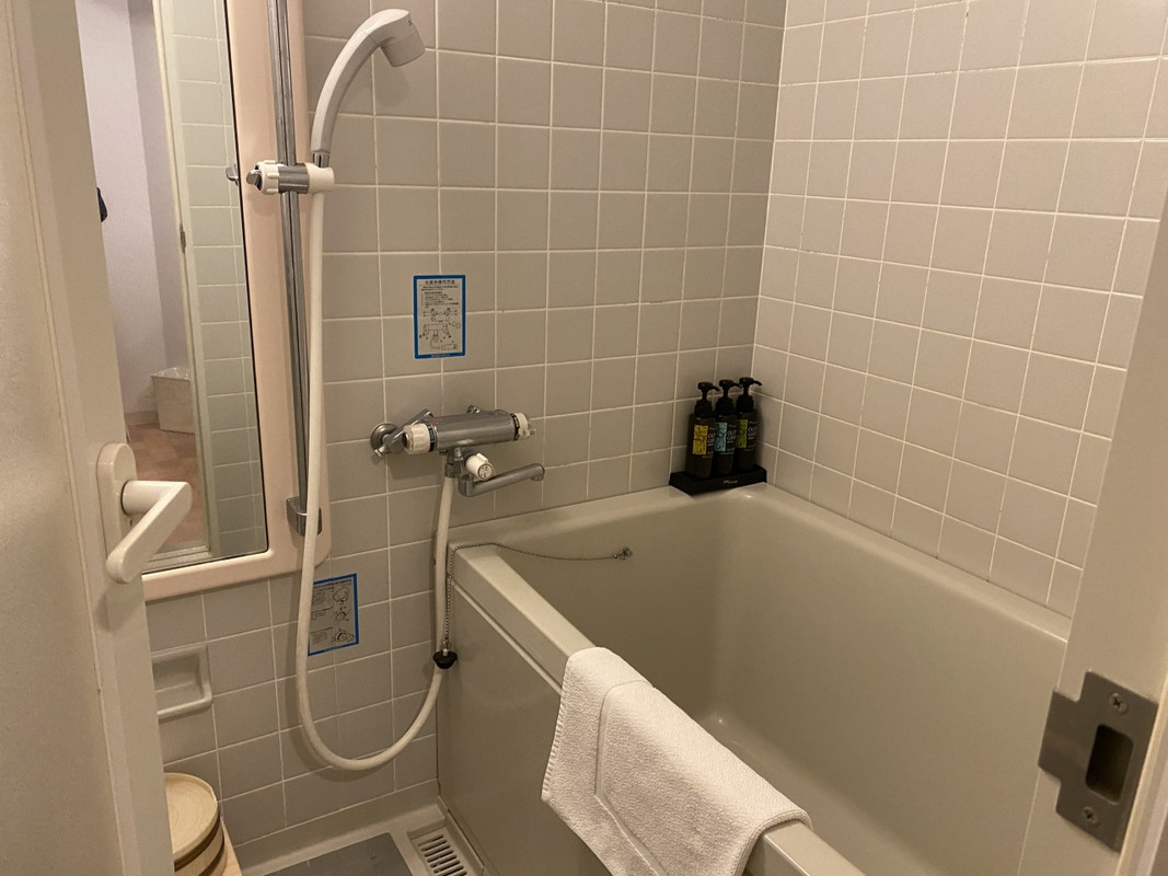 部屋には洗い場付きお風呂、大浴場あり