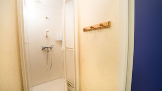 ツインルーム (with Sofa,Shared Bathroom)