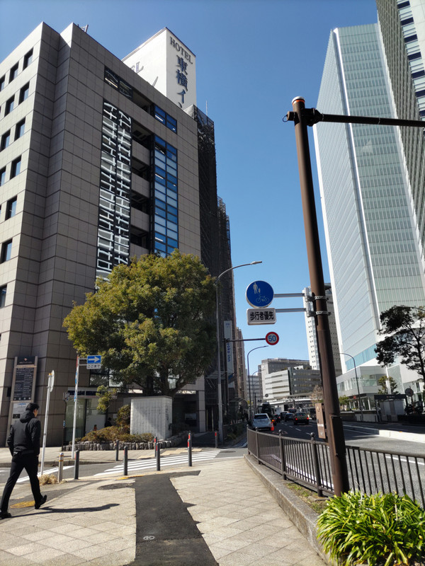 馬車道駅付近から、左のビルの右がホテル。右はアイランドタワー