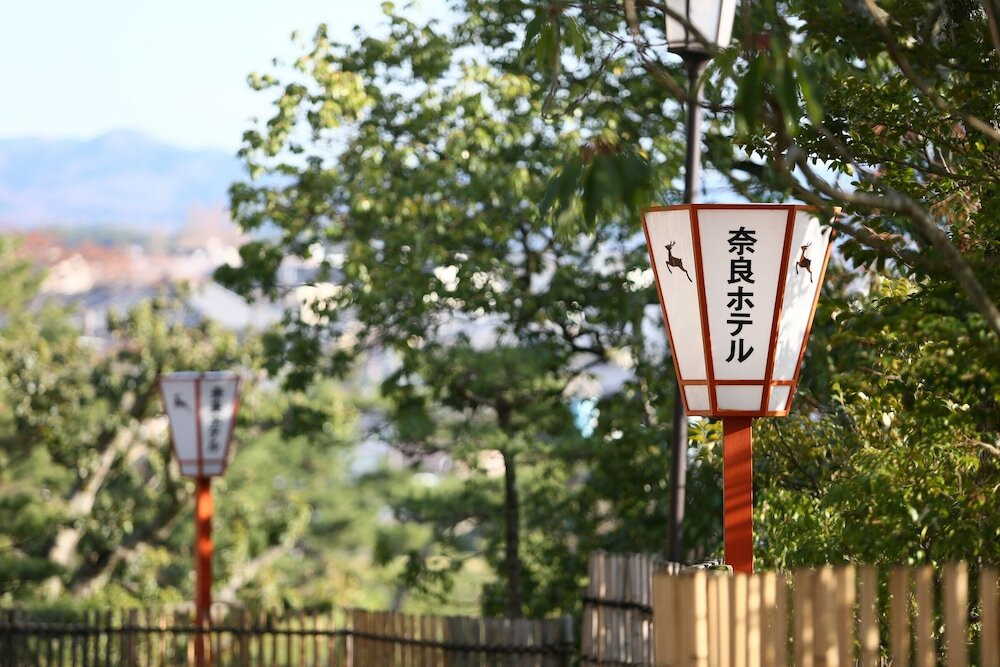 奈良ホテルの灯篭