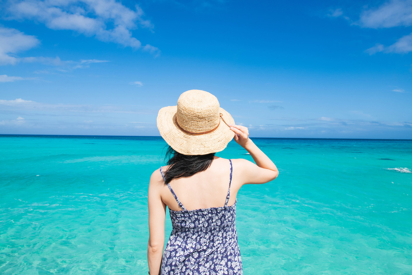 沖縄の海と女性　一人旅　