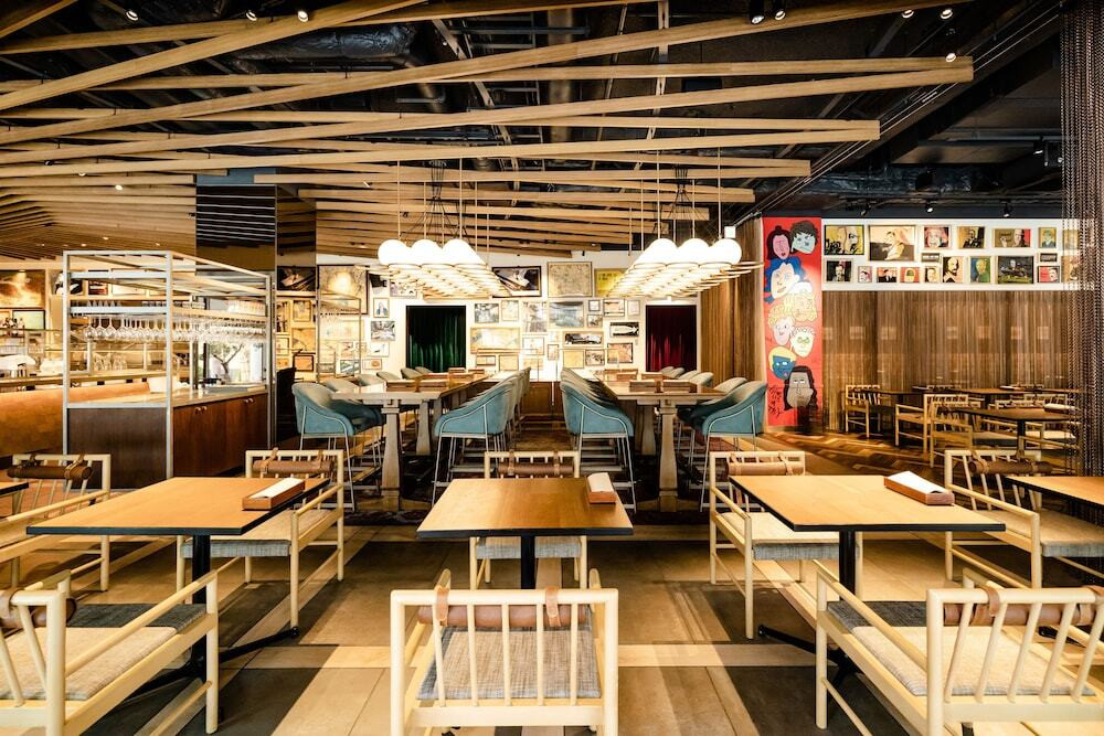 開放的なレストラン＆バーでホテルグルメを味わう3626803