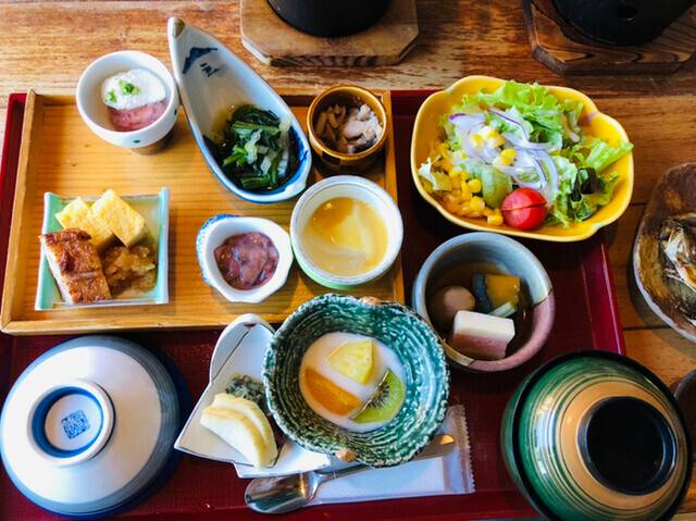 和食派も洋食派も笑顔
贅沢な朝食 / 3