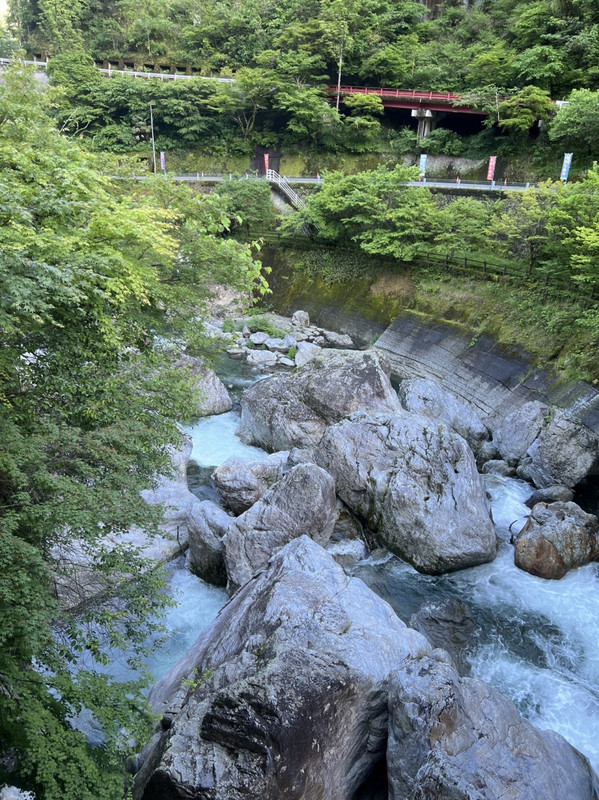 そばを流れる川には巨岩がごっそり