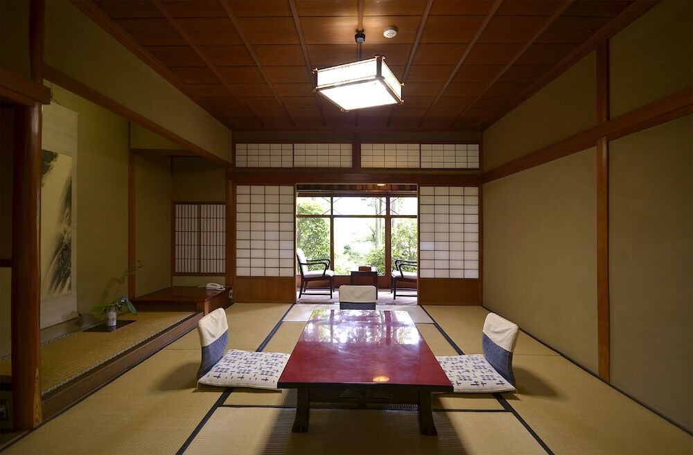 客室内のダイニングエリア