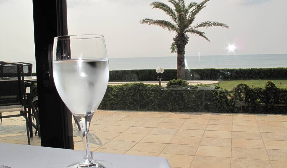 海がみえるカフェで
のんびりランチ / 2