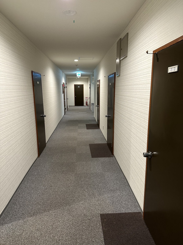 部屋が並ぶ廊下。