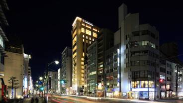 施設の正面 (日没後) / 2