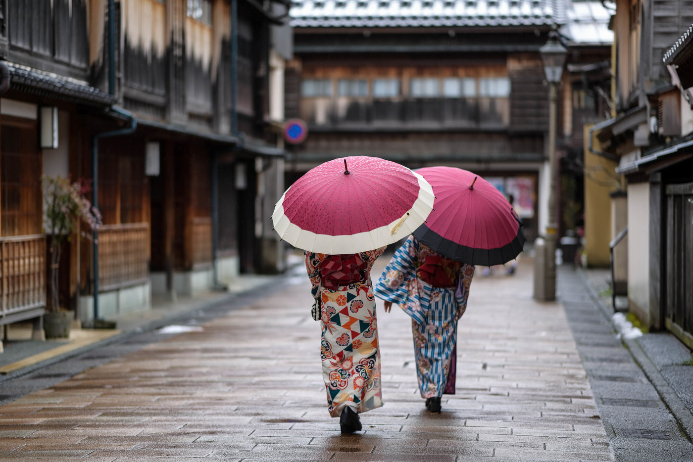 雨降るひがし茶屋街の着物女子