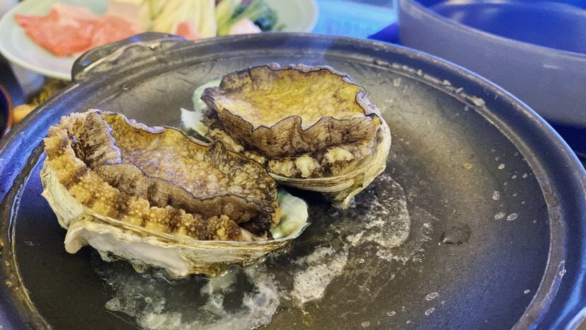 千葉県産のブランド肉「彩美牛」や、近隣の漁港で水揚げされた魚介類など、房総半島ならではの旬食材を使ったディナー。お酒の持ち込みOKなので、好きなワインと合わせて楽んでみては / 1