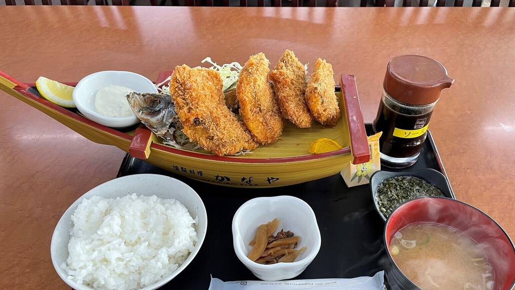 ランチは金谷名物
海鮮＆アジフライ / 3