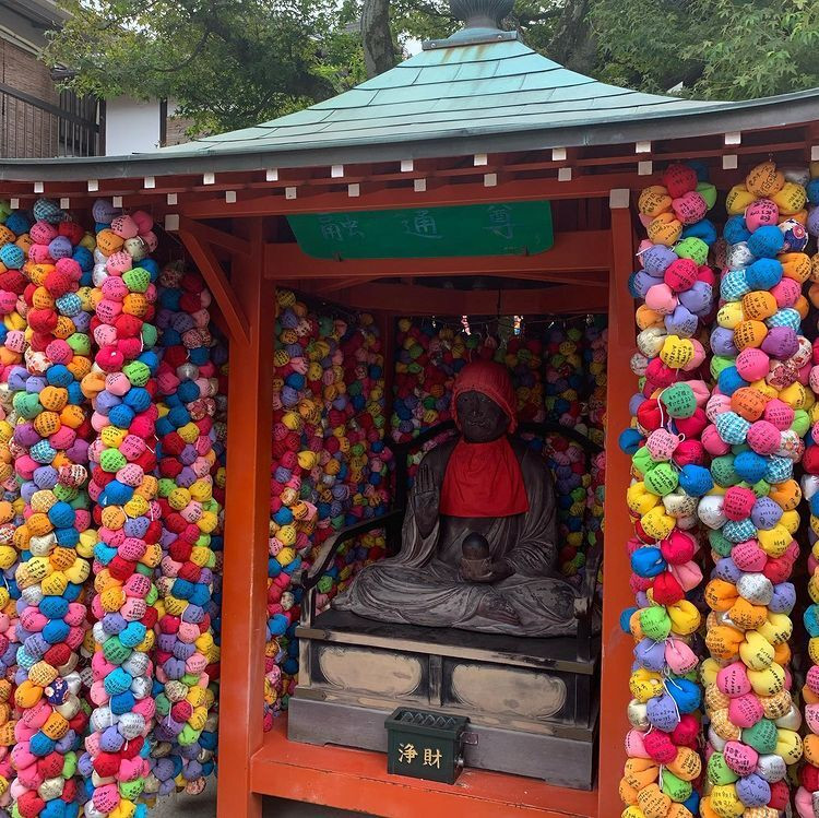 カラフルなお守り「くくり猿」が目を引く「庚申堂」は、宿から徒歩約1分 / 5