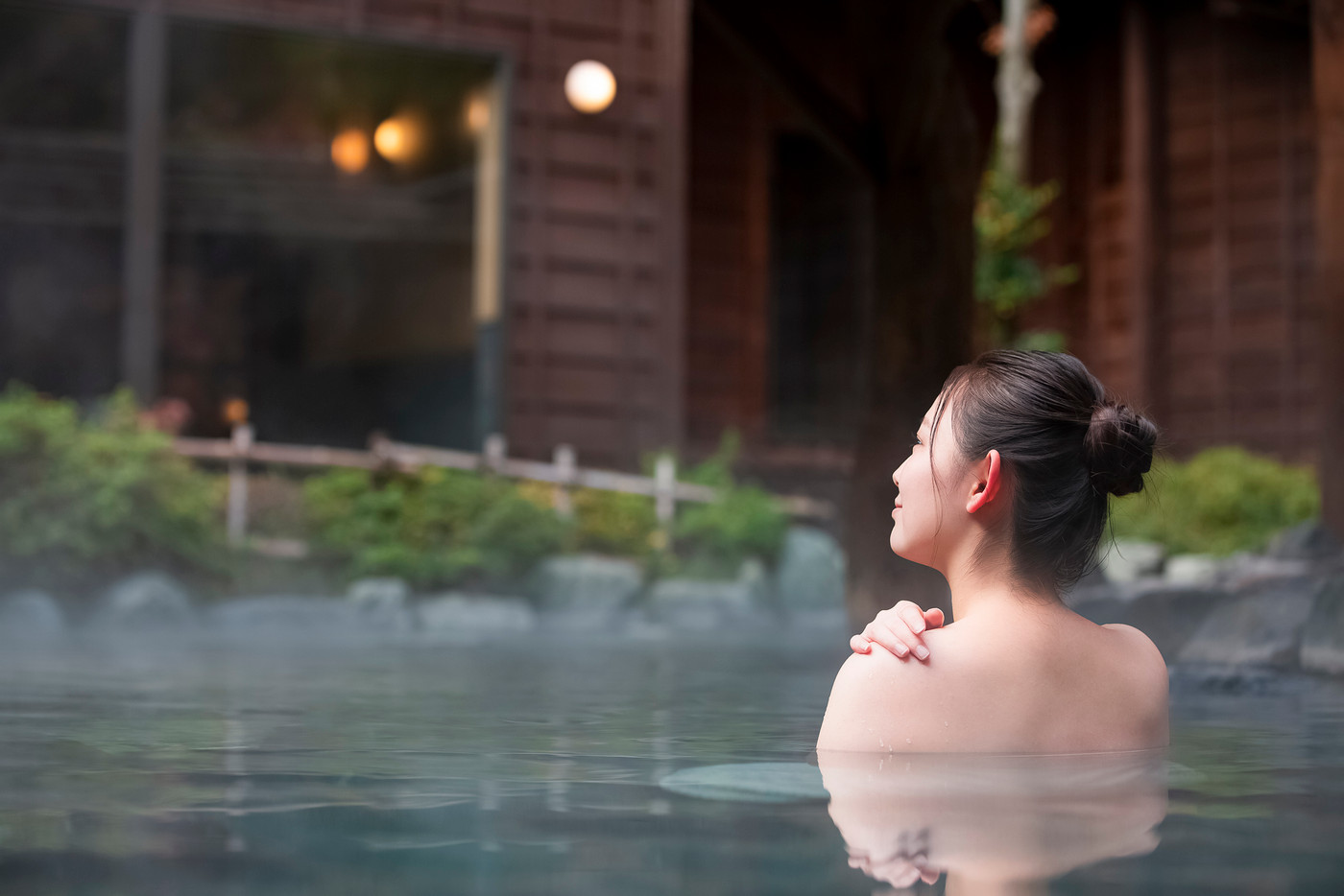 露天風呂を楽しむ女性