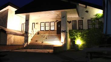 施設の正面 (日没後) / 2