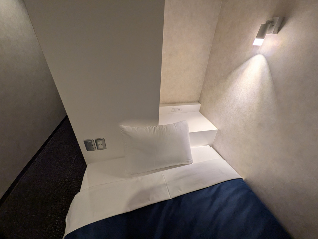 ベッドの頭付近にスペースがある分、