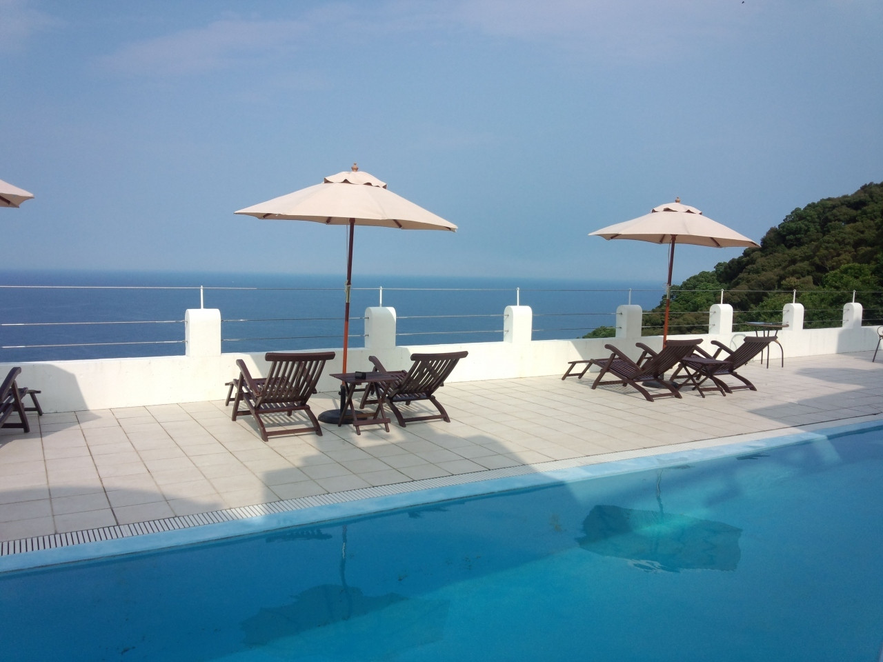 お洒落なテーブル席で海を眺めてパシャリ3959101