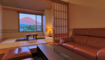 Let's relax and have fun surrounded by the spectacular view of Mt. Fuji and the beautiful lake! 3244465