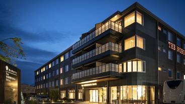 ホテル本館外観/夜 / 2