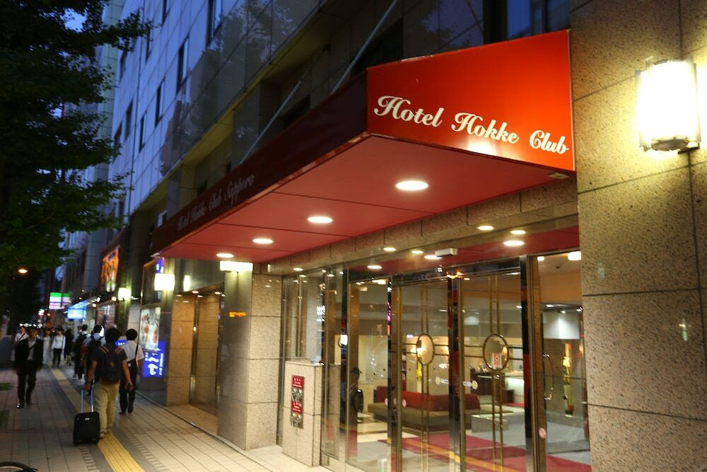 施設の正面 (日没後)