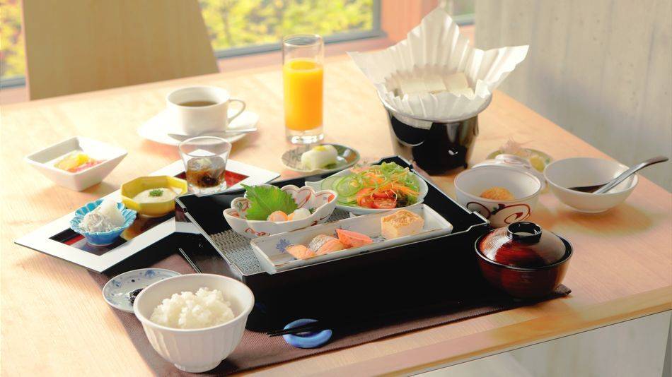 木漏れ日を浴びながら
ほっこり和む朝食を / 2