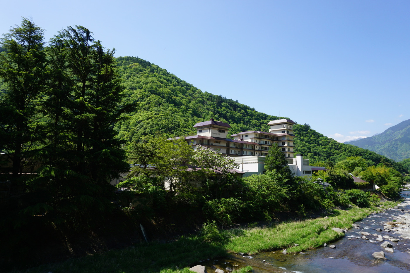 下部温泉　山梨県見延町　川沿いから見るホテル
