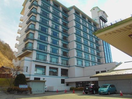 高い建物は客室。手前はロビーや風呂。客室裏に露天風呂あり