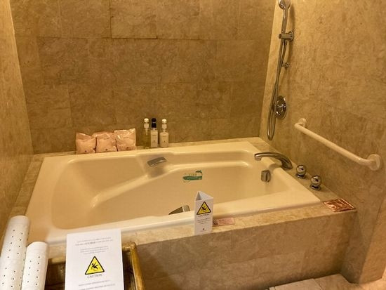 バスルームも広いです。バスタブには１分でお湯がたまる！！
