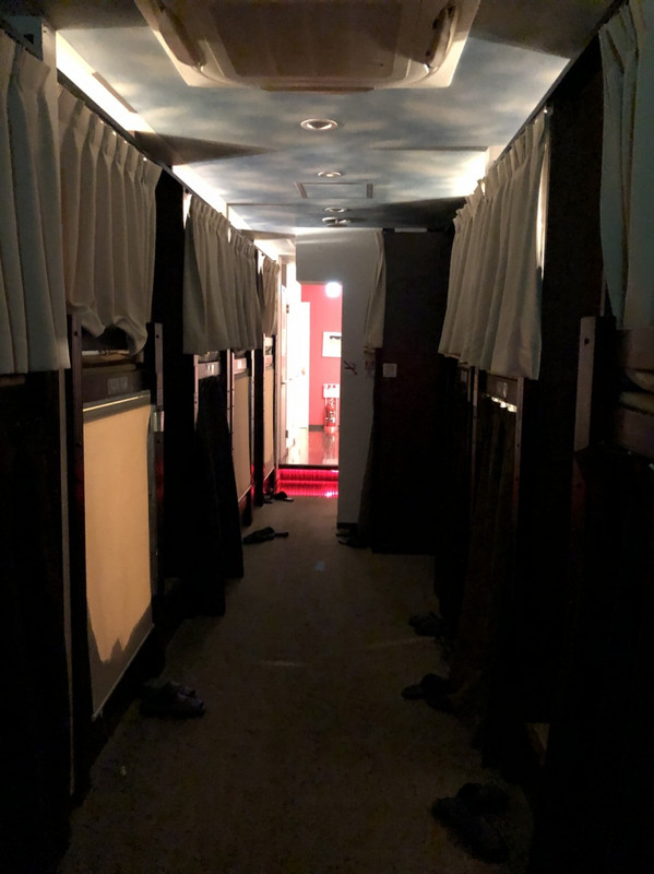 うわっ～暗いし狭い～