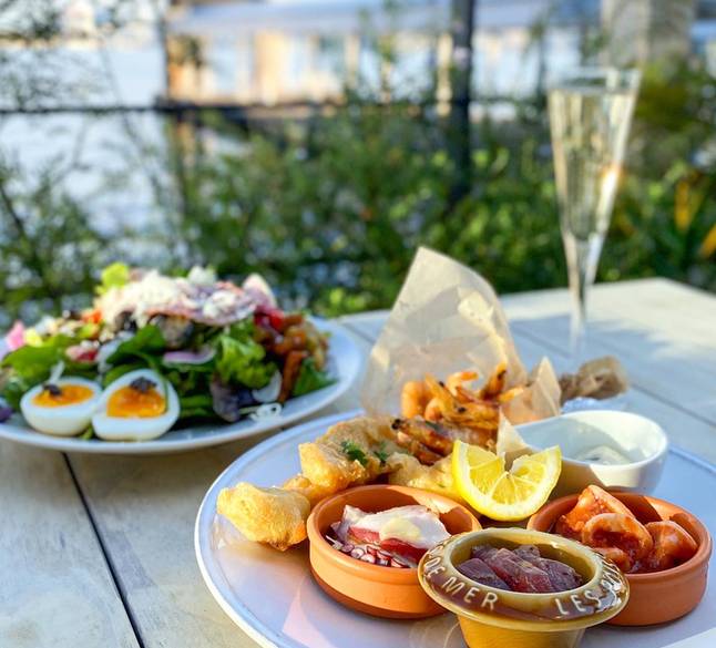 ランチは
海辺のレストランで
 / 3