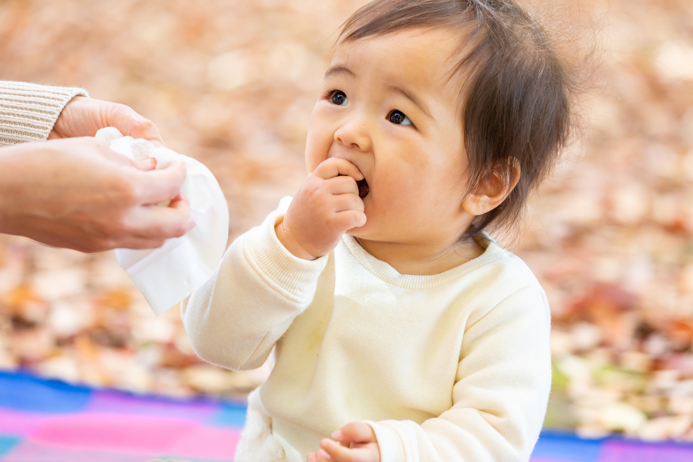 口を触る赤ちゃん