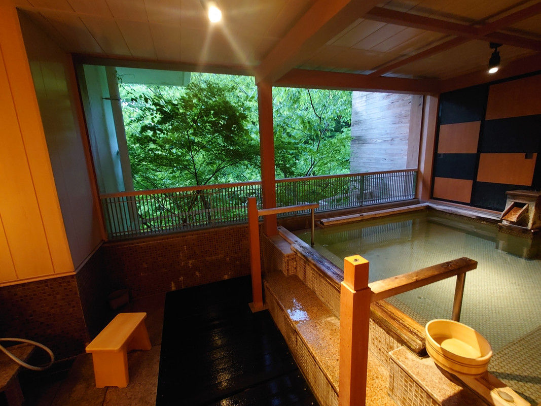 露天風呂の様子。温泉ではないですが雰囲気良し。