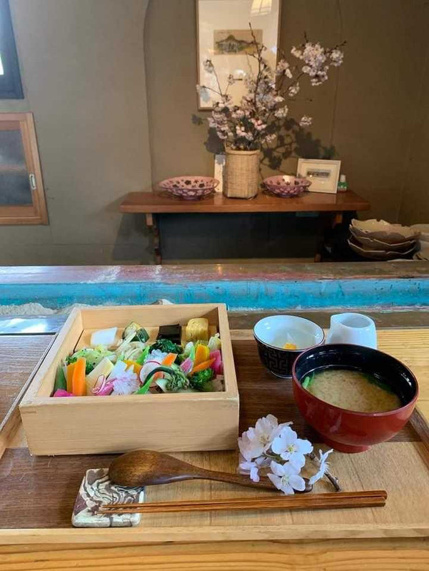 風情あふれる空間で日本料理を味わえる「ゆふいん山椒郎」。約20種類の地野菜を使ったランチ「合わせ箱」はヘルシーで彩り◎。"宝石箱のような美しさで味も絶品でした"とa_ya.03さん / 1